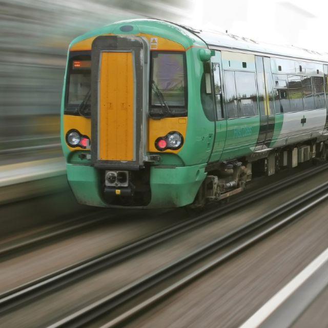 火车拉那么多铁皮货物,在光滑的铁轨上如何保证牵引车强大的牵引力?-软件乐园