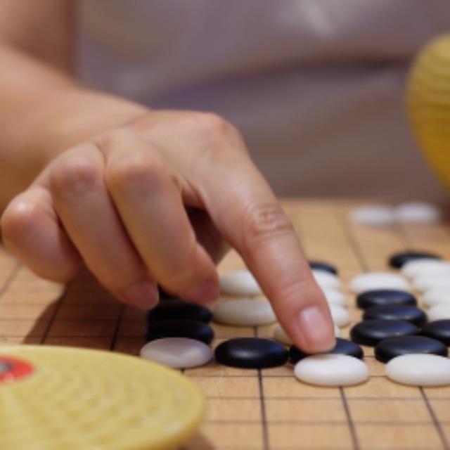 甲乙两人下围棋,甲胜的概率为 a,乙胜的概率为 b,a+b=1,比对方多赢两局者获胜,求甲赢的概率?-软件乐园