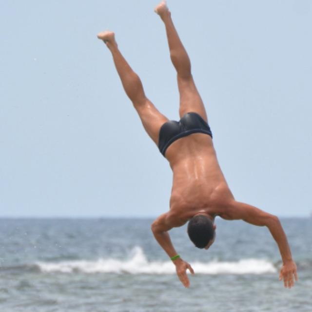 天津大爷集体跳水火出圈,海河多地成网红打卡景点,专家建议积极引导大爷跳水行为,如何看待这种现象?-软件乐园