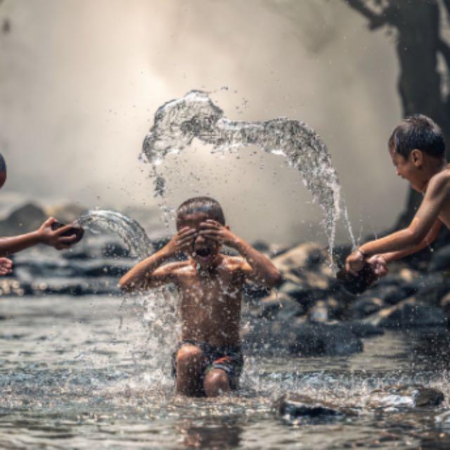 《西游记》中有一幕,唐僧洗澡为什么水面会有五颜六色的光?-软件乐园