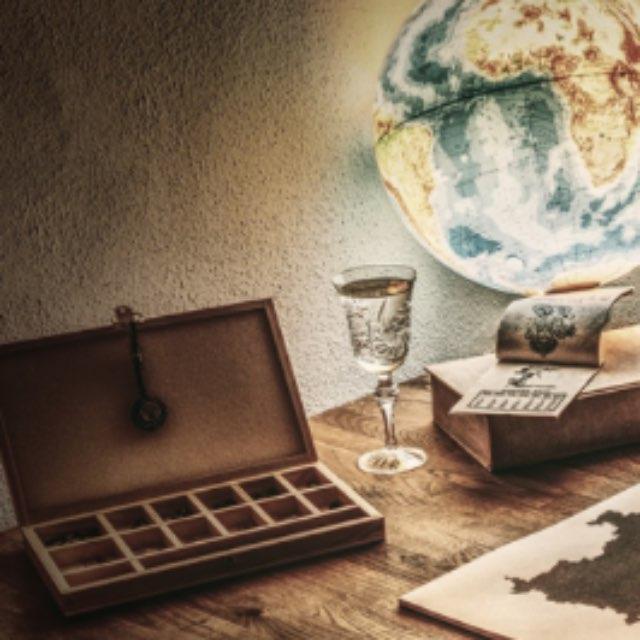 原子里带负电的电子绕带正电的原子核转,为什么不会能量耗尽被吸进去?-软件乐园