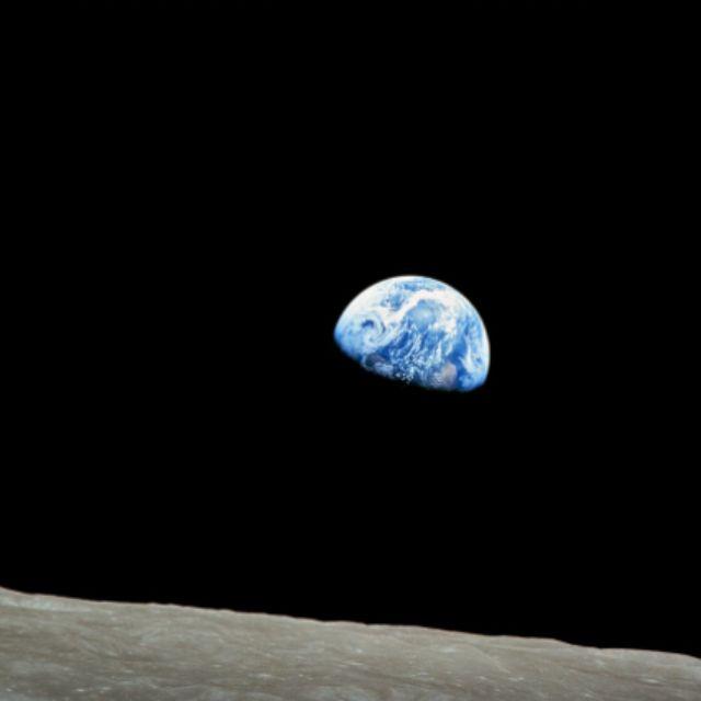 光速每秒约 30 万公里，为什么夜晚站在空旷的田野四周还是一片漆黑？-软件乐园