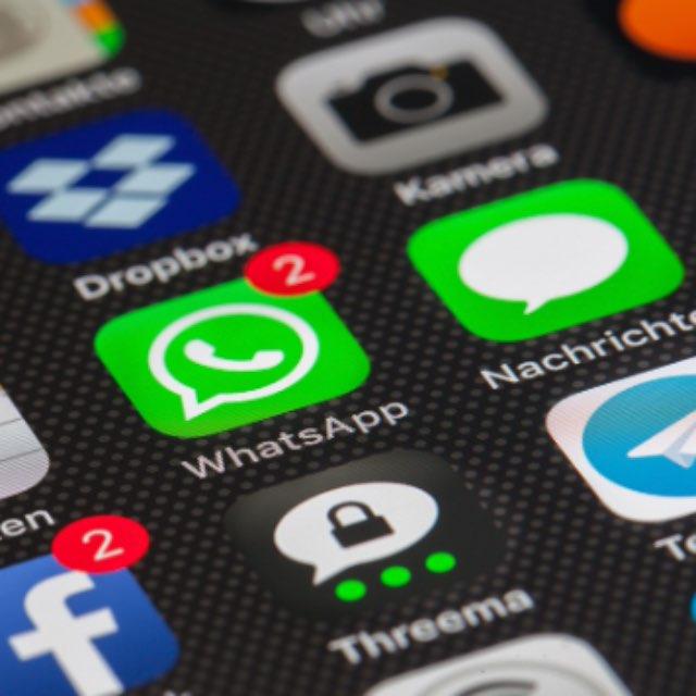 为什么聊天时加上括号（）可以变得不那么尴尬？有什么语言学原理吗？-软件乐园